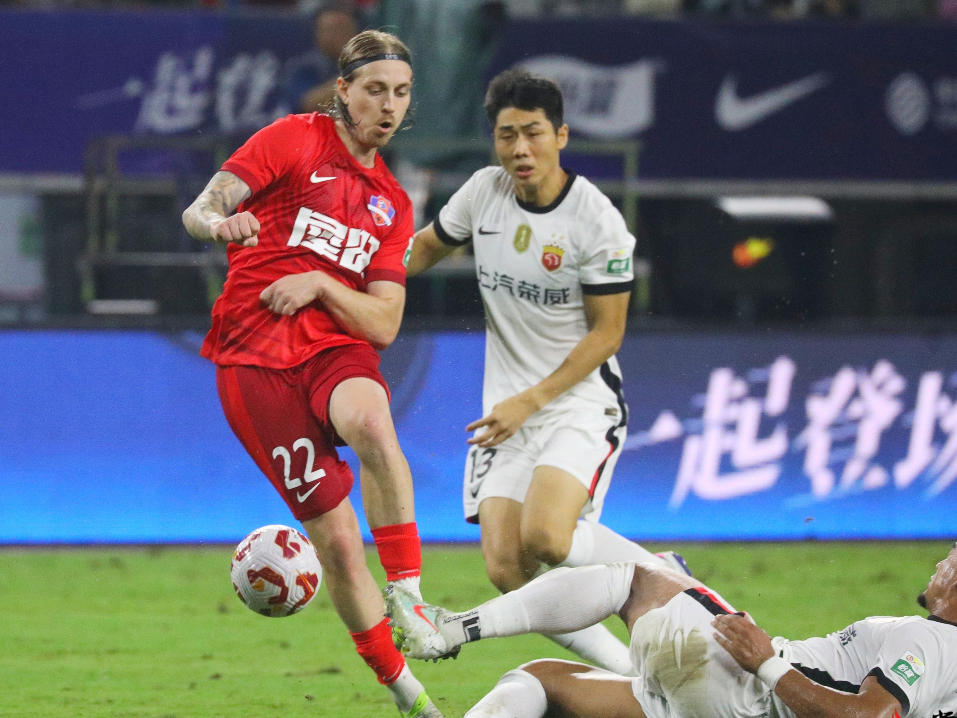 上海海港围绕欧冠强势反弹浙江队手感冰凉备战足总杯，今晚武汉三镇调整名单以备英超看傻球迷的简单介绍