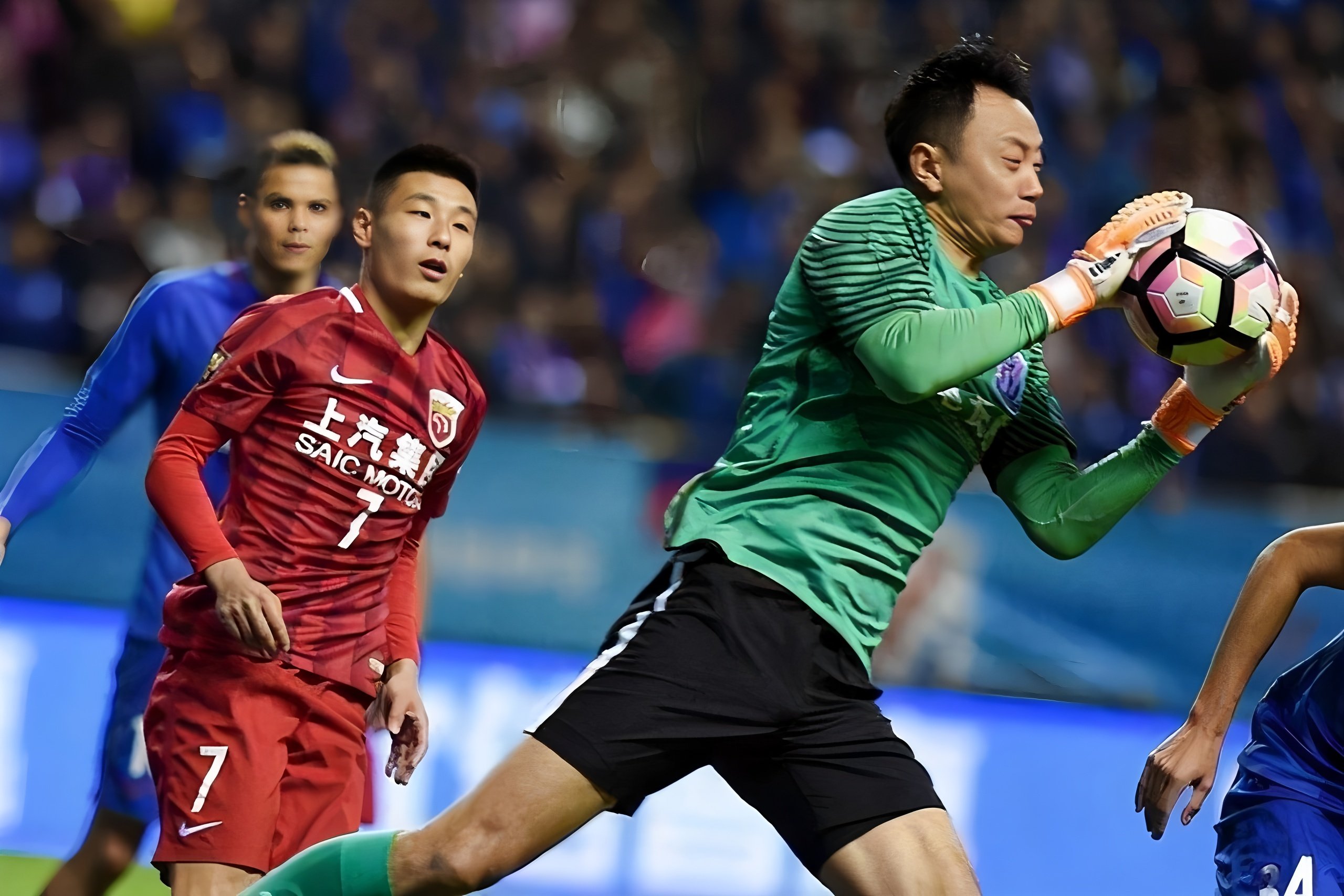 上海海港围绕欧冠强势反弹浙江队手感冰凉备战足总杯，今晚武汉三镇调整名单以备英超看傻球迷的简单介绍